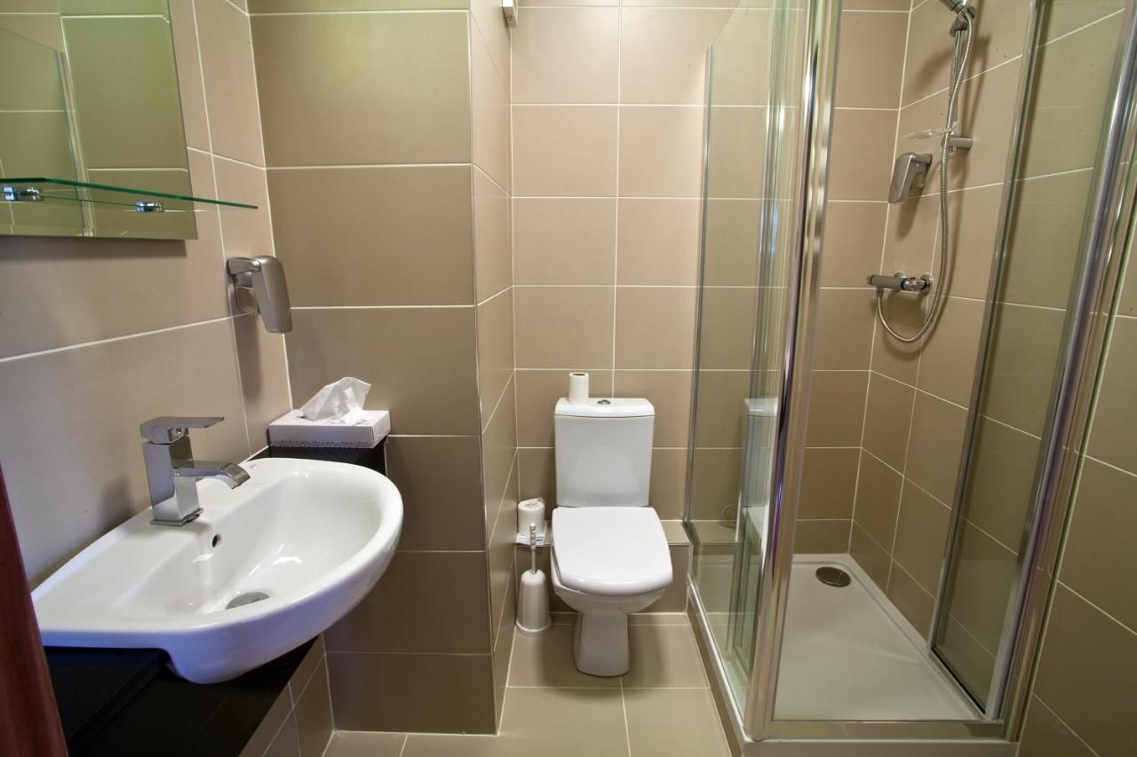 Отель The Lucan Spa Hotel Лукан