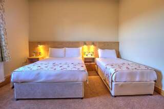 Отель The Lucan Spa Hotel Лукан Двухместный номер с 2 отдельными кроватями-1